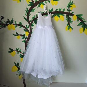 Elegant White Sleeveless Dress